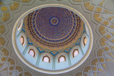 Khast İmam kompleksinin Tilla Şeyh Camii 'nde camları olan boyanmış bir kubbe parçası. Taşkent. Özbekistan. 29 Nisan 2019.