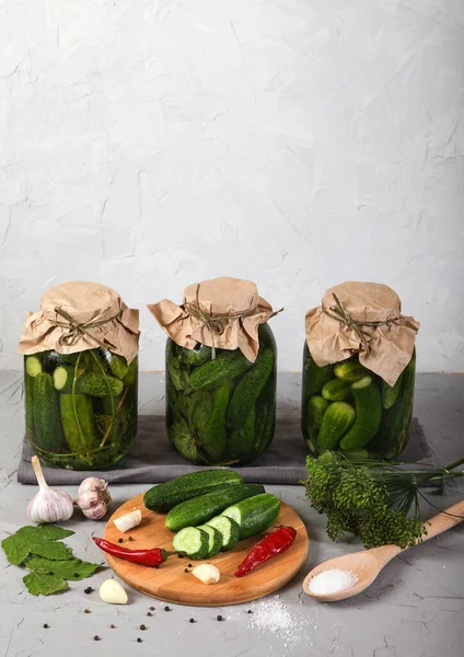 Tres Grandes Frascos Vidrio Con Pepinos Fermentados Pepinos Cortados Soporte — Foto de Stock