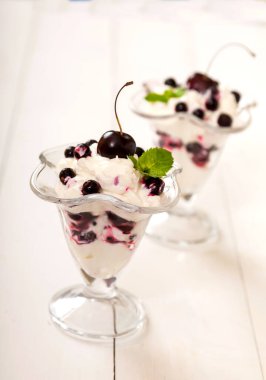 Krem şantili, kirazlı ve cam vazolarda üzümlü tatlı.