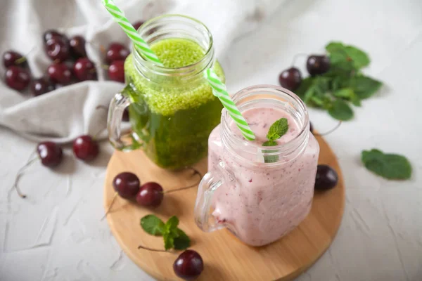 Frisches Gemüse Und Süßkirsch Smoothies Süßkirsch Beeren Und Leinenserviette Auf — Stockfoto