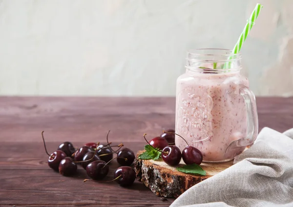 Κρέμα Και Smoothie Κεράσι Πασπαλισμένα Μούρα Κεράσι Λινό Χαρτοπετσέτα Ξύλινο — Φωτογραφία Αρχείου