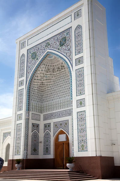 Taşkent 'teki beyaz camii. Özbekistan. 29 yaşında. 04 numara. 2019