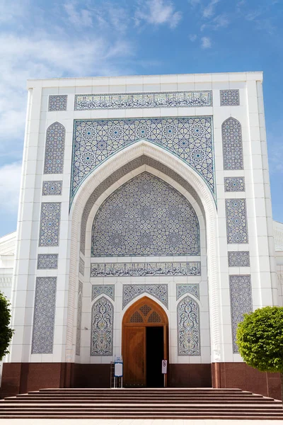 Yazın Taşkent 'te beyaz cami. Özbekistan. İçeriye bak. Merkez kısım. Giriş. 29 Nisan 2019 — Stok fotoğraf