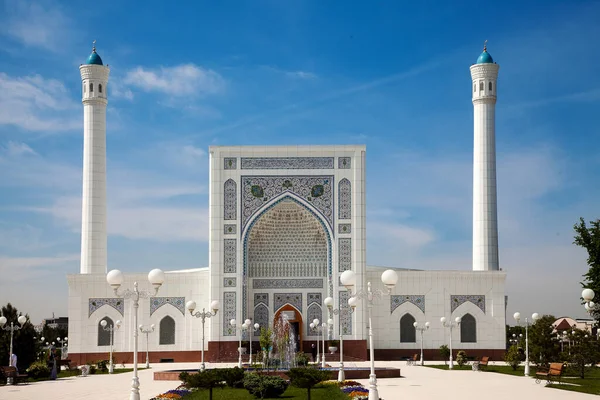 Uitzicht op een prachtige witte moskee met minaretten in Tasjkent in de zomer. 04.29.2019. — Stockfoto