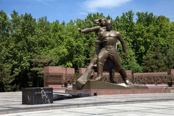Rzeźby na Placu Odwagi w Taszkencie Pomnik niszczycielskiego trzęsienia ziemi z 1966 roku 29 kwietnia 2019 — Zdjęcie stockowe