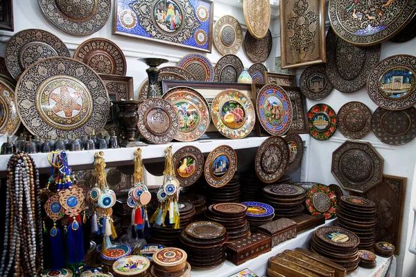 Souvenir plates and carved boxes on shelves in a souvenir shop in Tashkent. 04.29.2019 — Stock Photo, Image