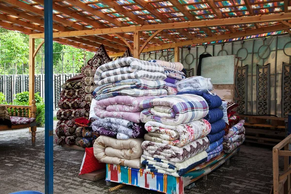 Hromada kurpachiovských přikrývek na bazaru Chorsu v Taškentu v Uzbekistánu. Duben 29, 2019 — Stock fotografie