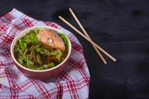 Sopa Japonesa Con Salmón Judías Verdes Hierbas Palillos Bambú Sobre —  Fotos de Stock