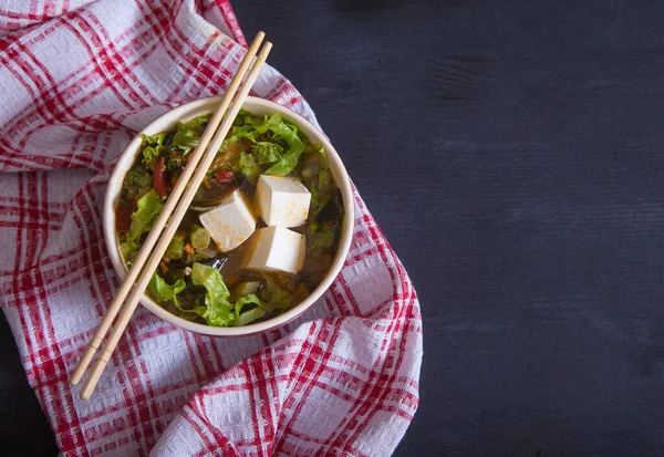 Sopa Japonesa Con Queso Tofu Judías Verdes Verduras Hierbas Palillos —  Fotos de Stock