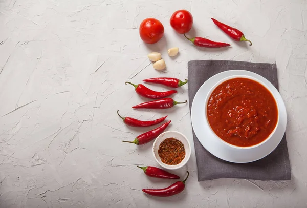 Pittige Harissa Saus Een Witte Porseleinen Schaal Met Een Sof — Stockfoto