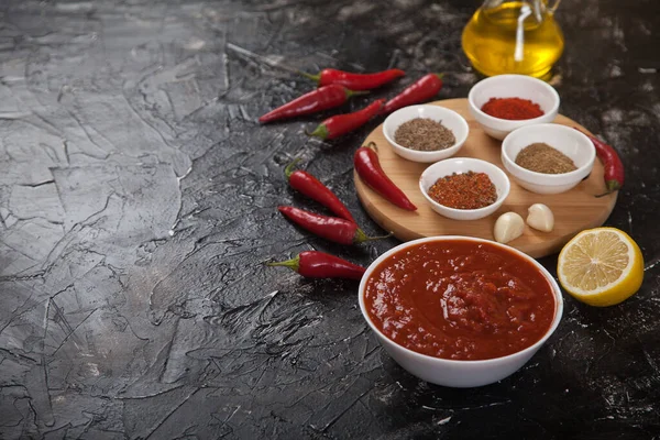 Scharfe Würze Harissa Gemahlene Gewürze Scharfe Chilischoten Pflanzenöl Und Zitrone — Stockfoto