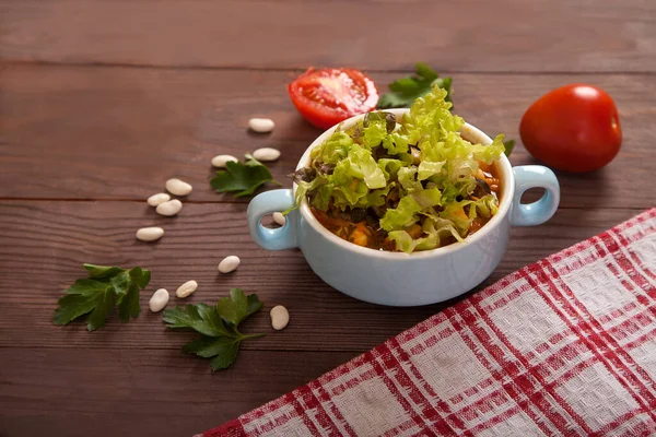 Sopa Feijão Tomates Feijão Salsa Guardanapo Linho Quadriculado Uma Mesa — Fotografia de Stock