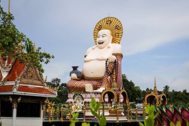 Wat Plai Laem Samui Adası Tayland, Tayland tapınak Su ortasında dev heykeller ve filler içerir. Aracılığıyla güvercin uçar.