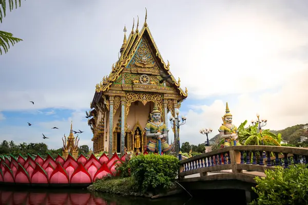 Templo Tailandês Wat Plai Laem Samui Island Tailândia Meio Água — Fotografia de Stock