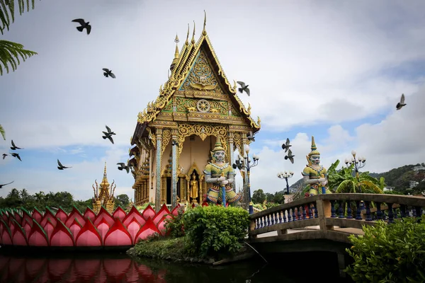 Templo Tailandês Wat Plai Laem Samui Island Tailândia Meio Água — Fotografia de Stock