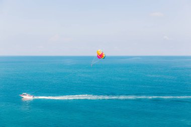 Samui - Chaweng Beach, Tayland aşırı spor parasailing. Turistler parasailing - Chaweng Beach Samui, Tayland tatil gezginler için popüler eğlence.