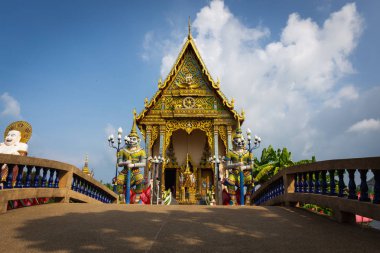 Wat Plai Laem Samui Adası Tayland, Tayland tapınak Su ortasında dev heykeller ve filler içerir. Aracılığıyla güvercin uçar.