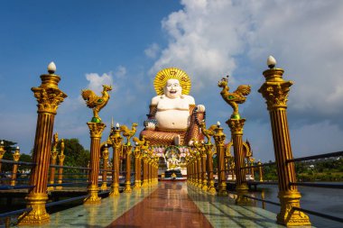 Wat Plai Laem Samui Adası Tayland, Tayland tapınak Su ortasında dev heykeller ve filler içerir. Aracılığıyla güvercin uçar.