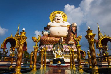 Wat Plai Laem Samui Adası Tayland, Tayland tapınak Su ortasında dev heykeller ve filler içerir. Aracılığıyla güvercin uçar.