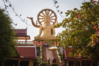 Büyük altın buda heykelinin Big Buddha Tapınağı'nda mavi gökyüzünün altında oturma konumu olan ünlü bir turizm Koh Samui Adası, Surat Thani Eyaleti, Tayland