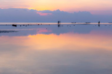 Çiftler silüeti var tatlı zaman günbatımı plaj, boşluk Kopyala.