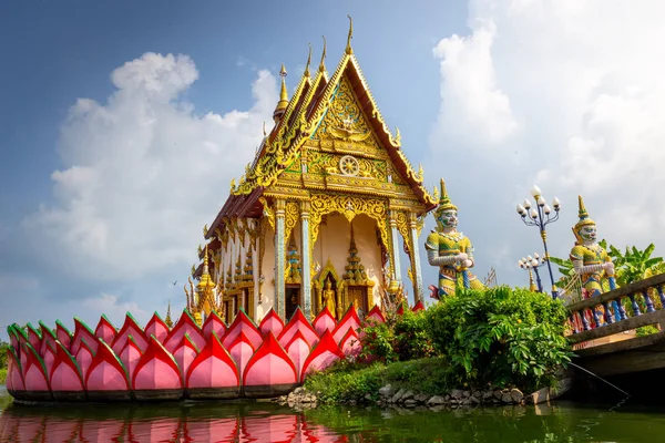 Templo Tailandês Wat Plai Laem Samui Island Tailândia Meio Água — Fotografia de Stock