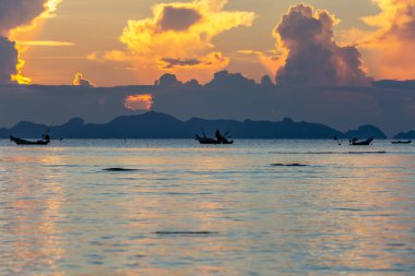 Samui Adası'nda balıkçı teknesi ile güzel gün batımı.