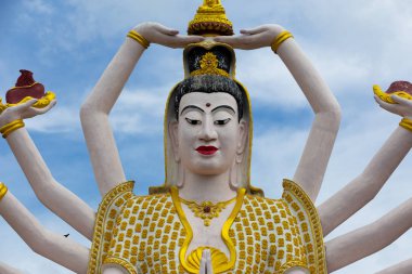 18 el Tanrı heykeli (Guanyin), Koh Samui, Surat Thani, Tayland kadar kapatın.