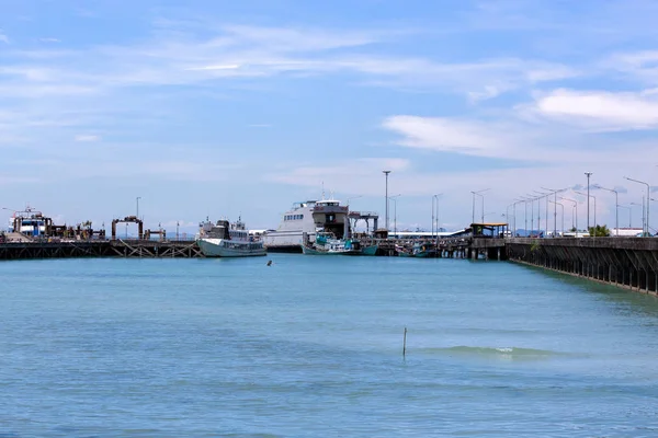 蓝色天空在渡轮码头与船苏梅岛 素叻他尼 — 图库照片