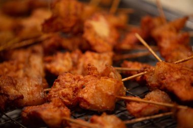 Kızarmış domuz eti stick kılavuz Pazar, Tay mutfağının geleneksel imza sokak gıda, hızlı kolay ve lezzetli yemek, yazma kopya alanı kapatın