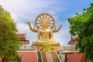 Samui 'de Samui adasında mavi gökyüzünün altında Wat Phra Yai (Büyük Buda Tapınağı) sahnesi