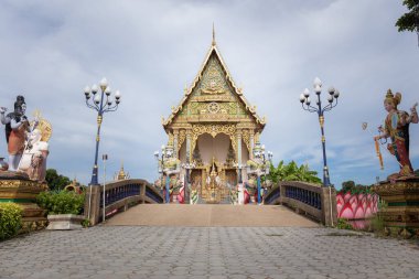 Samui Adası Tayland 'daki Wat Plai Laem' deki Tayland tapınağında dev heykeller ve filler bulunur..