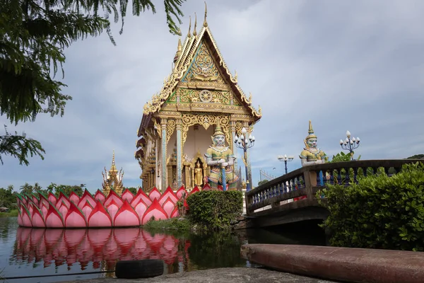 Templo Tailandês Wat Plai Laem Ilha Samui Tailândia Meio Água — Fotografia de Stock