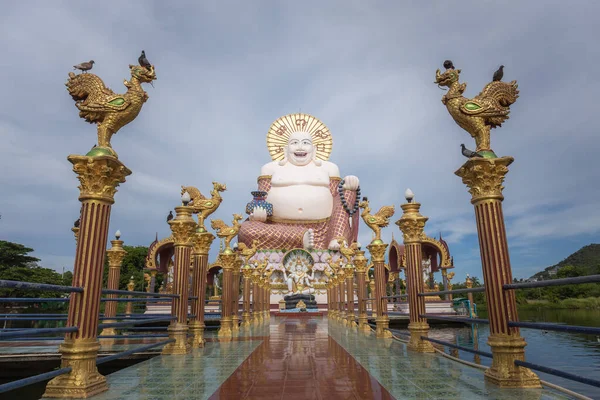タイのサムイ島やサムイ島でワット プラーイ レーム寺布袋または 太極拳または幸せな仏笑う大仏像 — ストック写真
