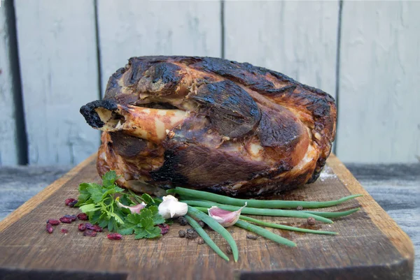 Carne al horno sobre tabla de madera con especias y hierbas —  Fotos de Stock