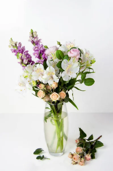 Bukiet świeżych kwiatów, Lwia paszcza, róże, Alstremeria, w — Zdjęcie stockowe