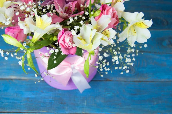 Jasny bukiet, Alstremeria, róże i zieleni na niebieski i whi — Zdjęcie stockowe