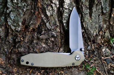 Siyah bıçak ve bir kolu kızgın bıçakla kamp turist, katlama