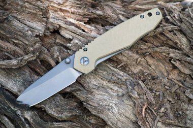 Siyah bıçak ve bir kolu kızgın bıçakla kamp turist, katlama