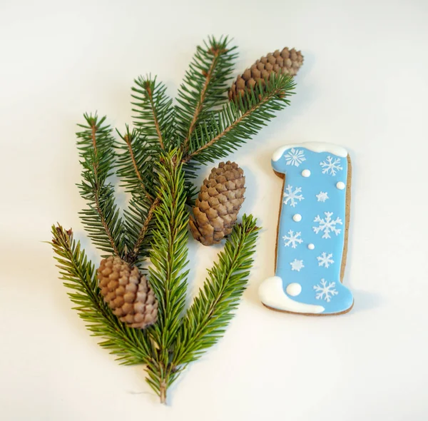 Weihnachten Dekorierte Lebkuchen Und Grüne Tannenzweige Mit Beulen — Stockfoto