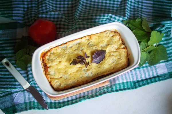 Auflauf Mit Käse Und Gemüse Form Auf Dem Tisch — Stockfoto