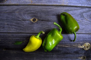 eski ahşap zemin üzerine tatlı biber