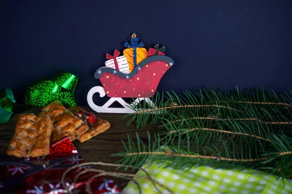 Prepararsi per Natale. Decorazione di anno nuovo con rami di abete e — Foto Stock