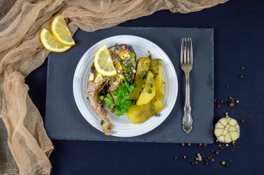 tavuk budu ve fırında patates limon ve baharatla servis edilir.