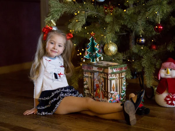 Παιδί Που Παίζει Στο Χριστουγεννιάτικο Δέντρο Φωτογραφία Αρχείου