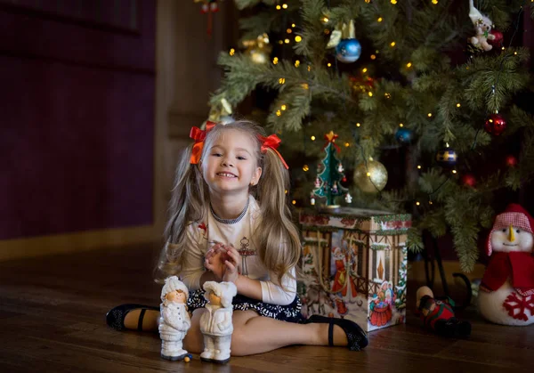 クリスマス ツリーで遊ぶ子供 ロイヤリティフリーのストック画像