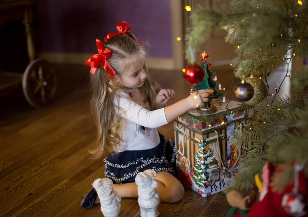 女の子が自宅のクリスマス ツリーを飾る ロイヤリティフリーのストック写真