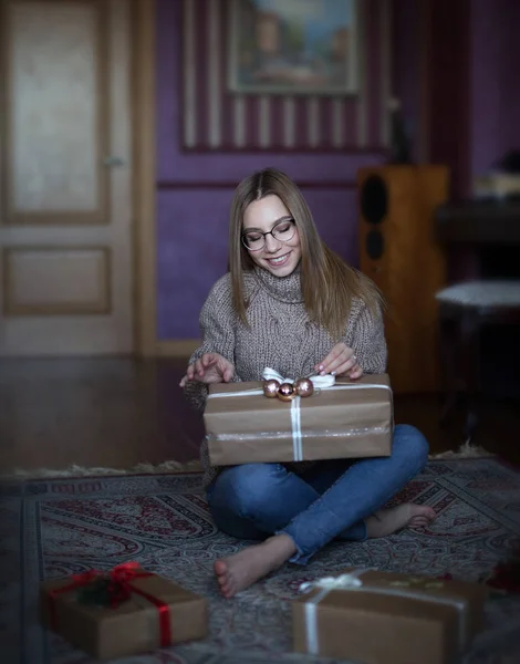Κορίτσι Προετοιμάζει Δώρα Χριστουγέννων Εικόνα Αρχείου