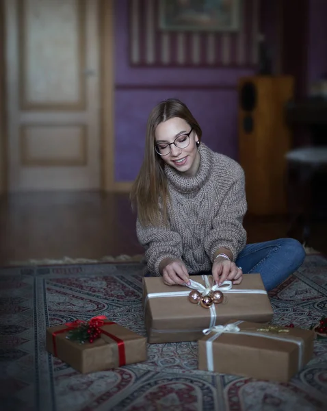 Ragazza Preparare Regali Natale Foto Stock Royalty Free