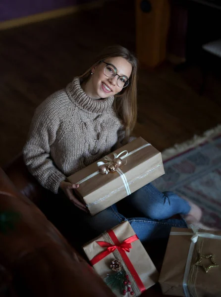 Κορίτσι Προετοιμάζει Δώρα Χριστουγέννων Φωτογραφία Αρχείου